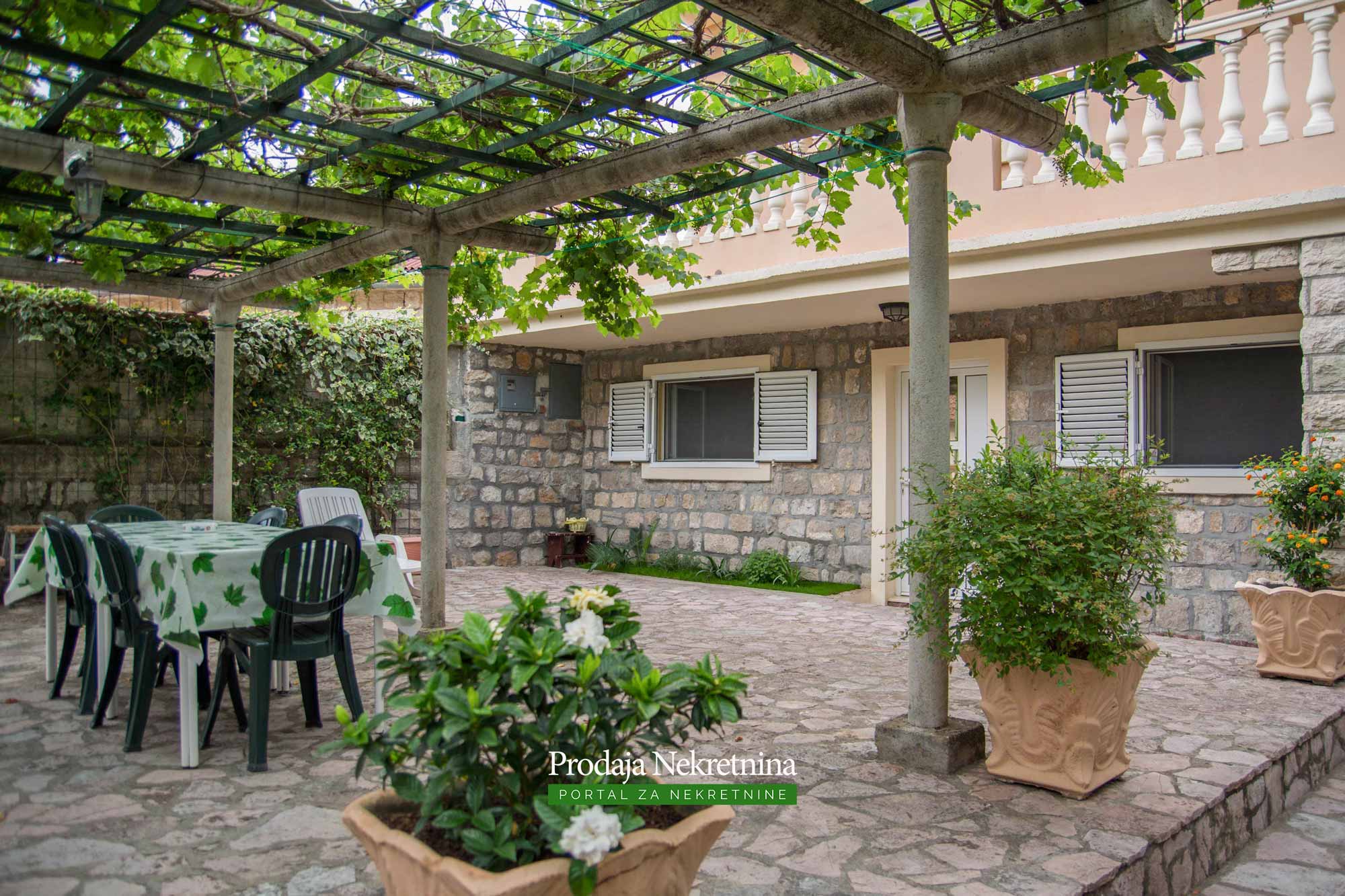House for sale in Lustica