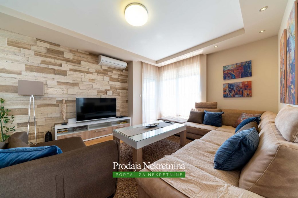 Prodaje se trosobni penthouse u Baru