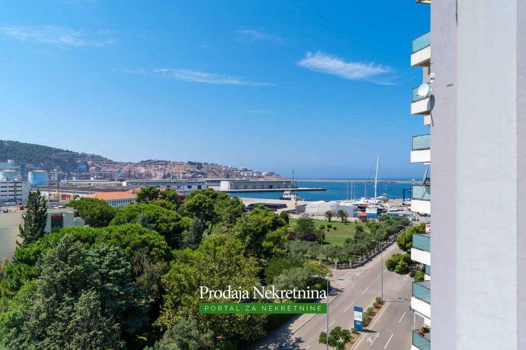 Prodaje se trosobni penthouse u Baru