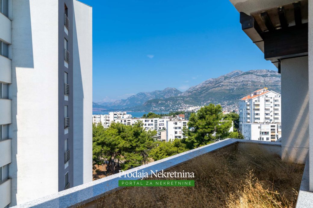 Prodaje se trosobni penthouse u Baru