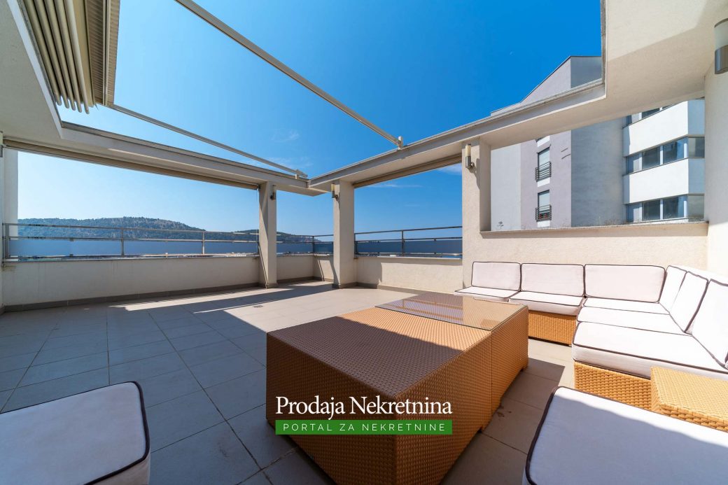 Prodaje se trosobni penthouse u Baru