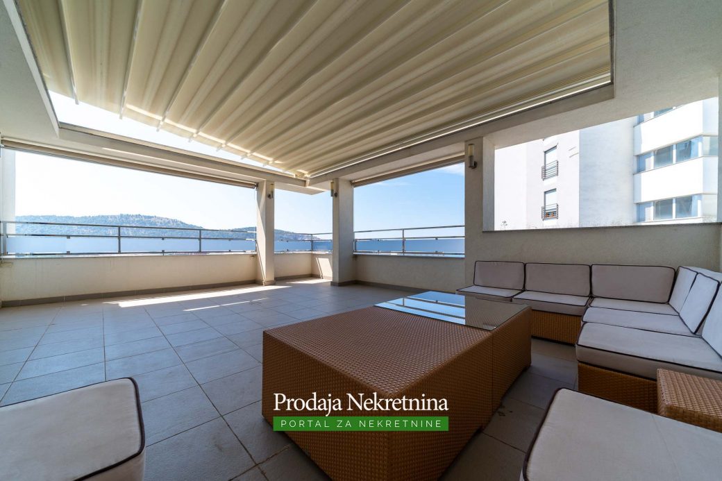 Prodaje se trosobni penthouse u Baru