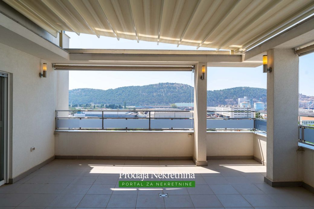 Prodaje se trosobni penthouse u Baru