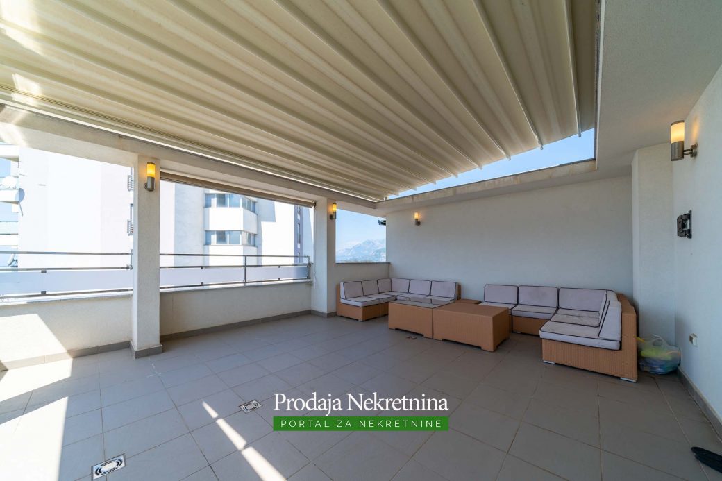 Prodaje se trosobni penthouse u Baru