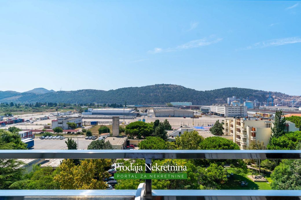 Prodaje se trosobni penthouse u Baru