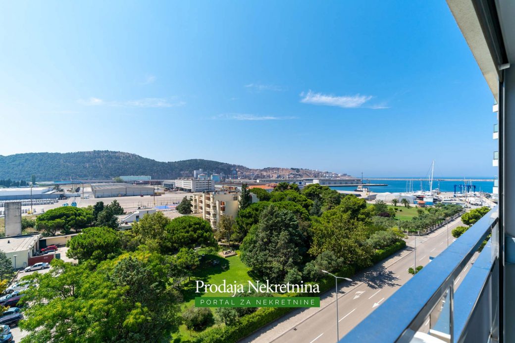 Prodaje se trosobni penthouse u Baru