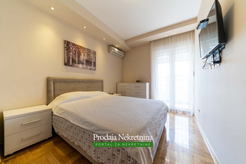 Prodaje se trosobni penthouse u Baru