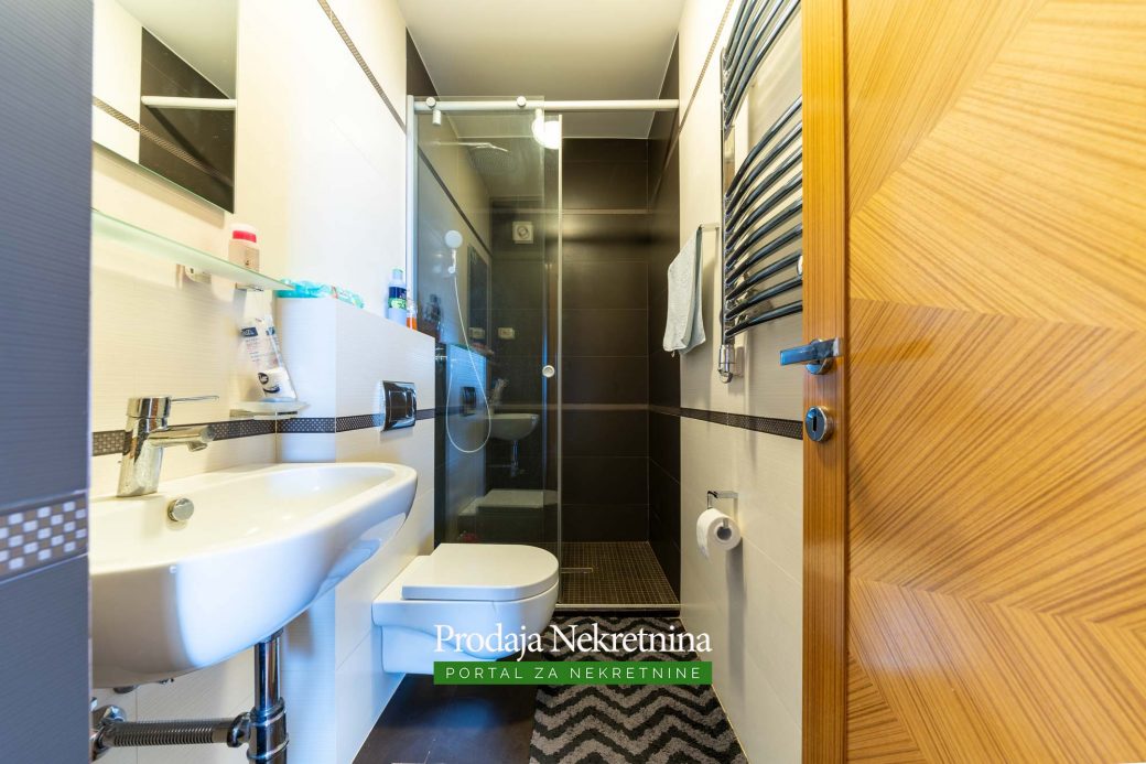 Prodaje se trosobni penthouse u Baru