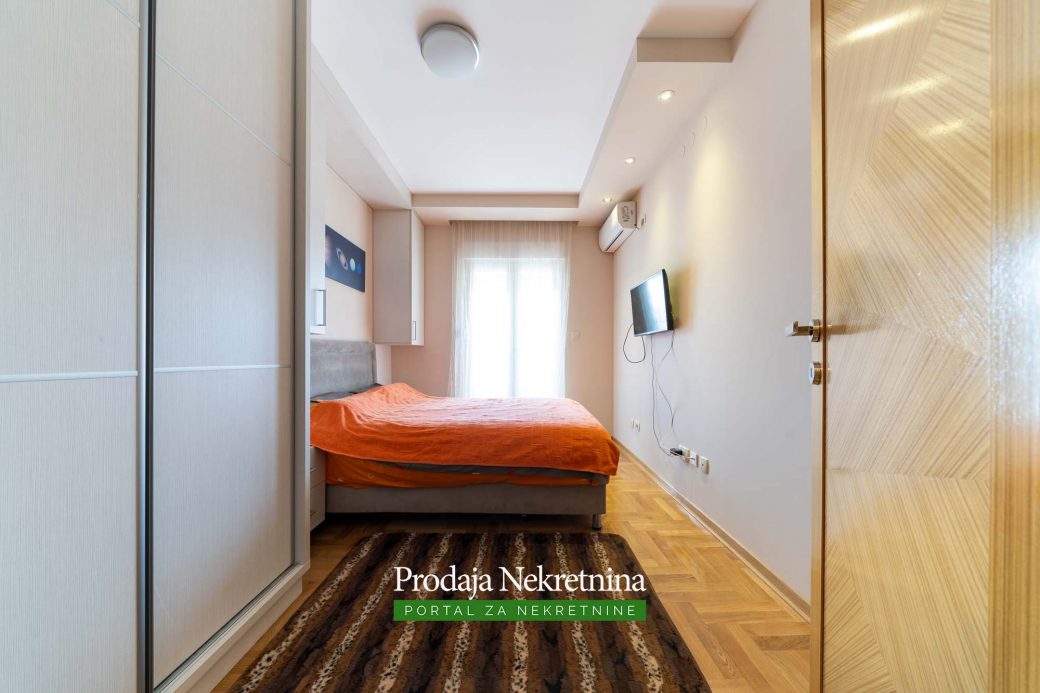 Prodaje se trosobni penthouse u Baru