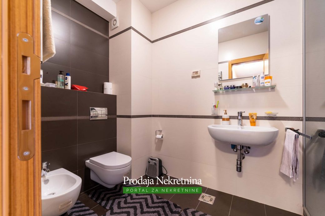 Prodaje se trosobni penthouse u Baru