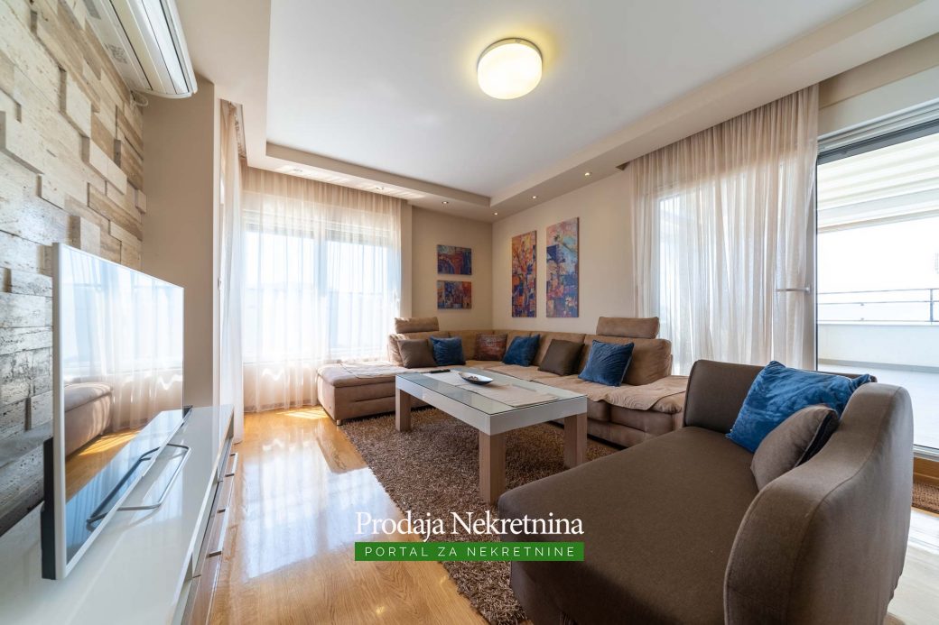 Prodaje se trosobni penthouse u Baru