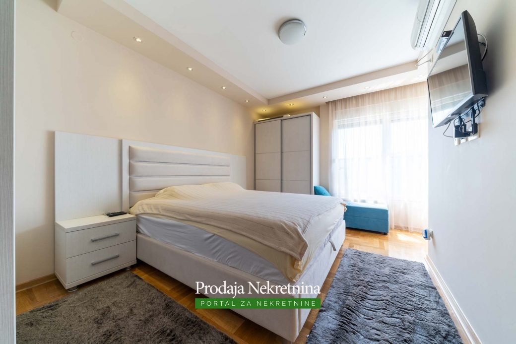 Prodaje se trosobni penthouse u Baru