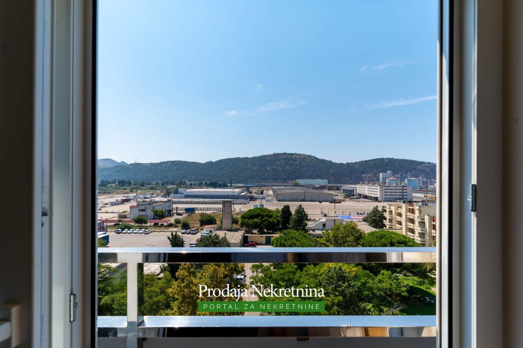 Prodaje se trosobni penthouse u Baru