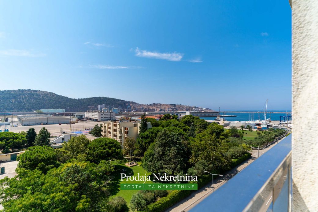 Prodaje se trosobni penthouse u Baru