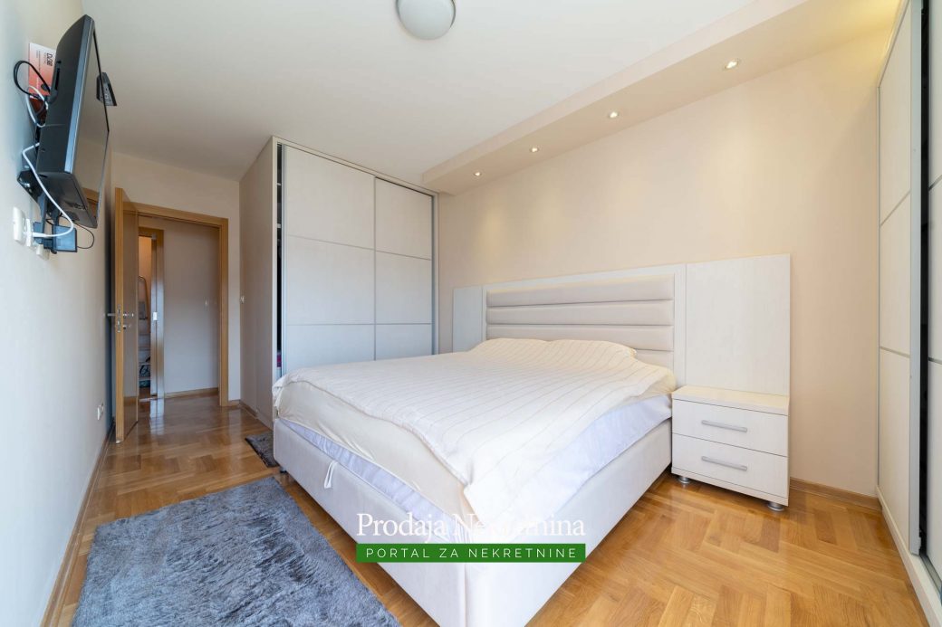 Prodaje se trosobni penthouse u Baru