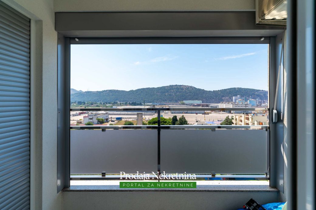 Prodaje se trosobni penthouse u Baru