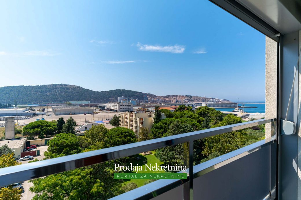 Prodaje se trosobni penthouse u Baru