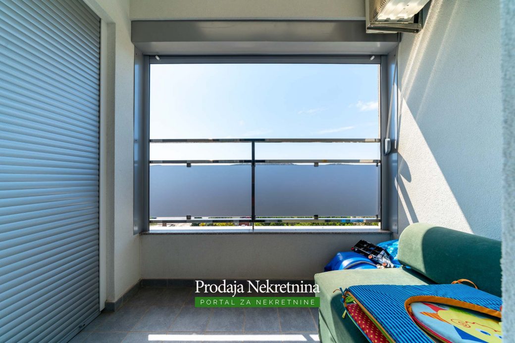 Prodaje se trosobni penthouse u Baru