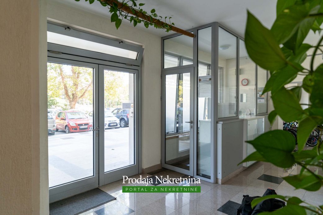 Prodaje se trosobni penthouse u Baru