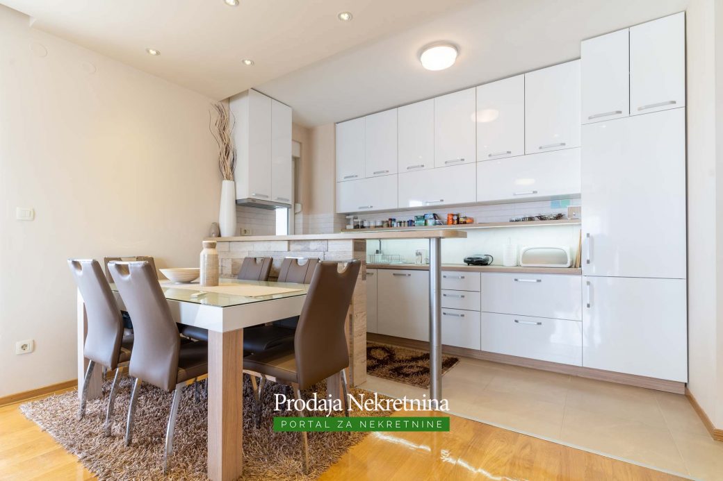 Prodaje se trosobni penthouse u Baru