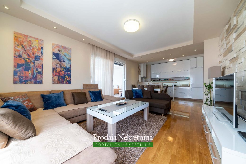 Prodaje se trosobni penthouse u Baru