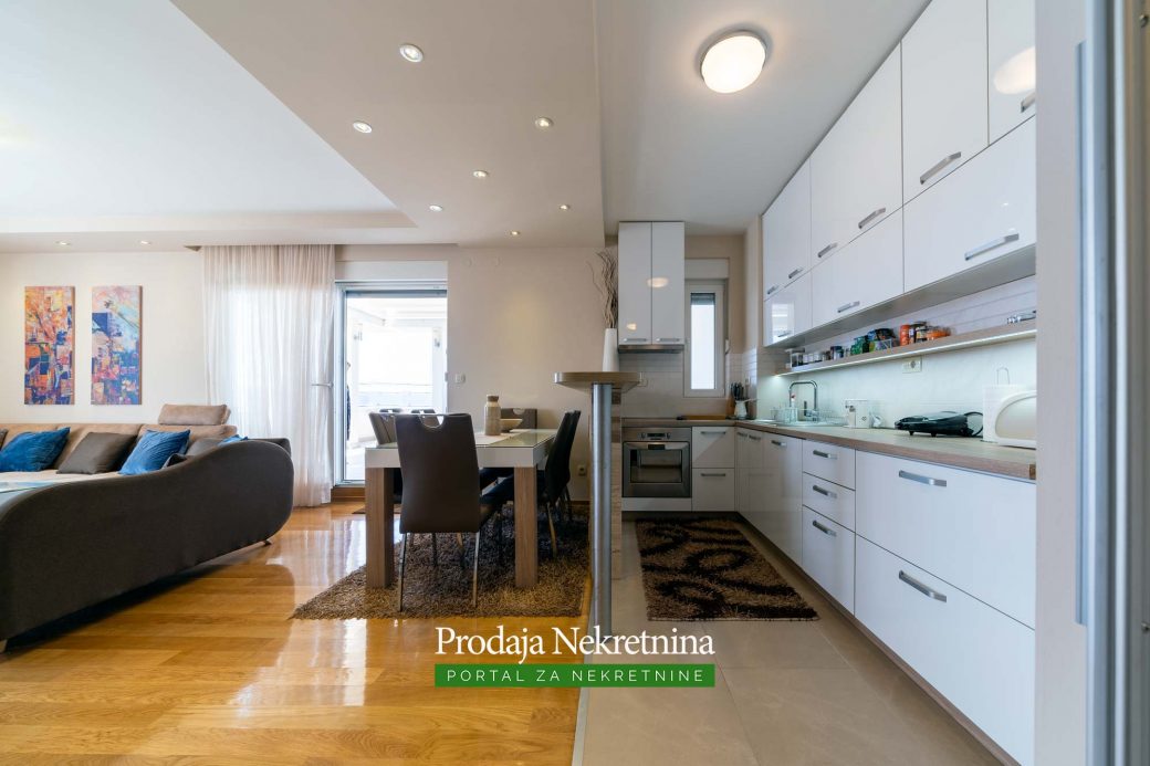 Prodaje se trosobni penthouse u Baru
