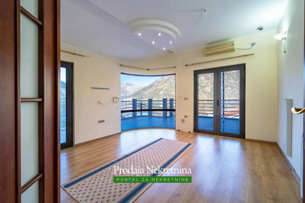 House for sale in Kotor Bay