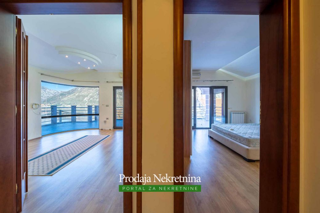 House for sale in Kotor Bay