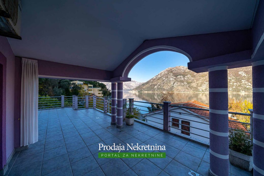 House for sale in Kotor Bay