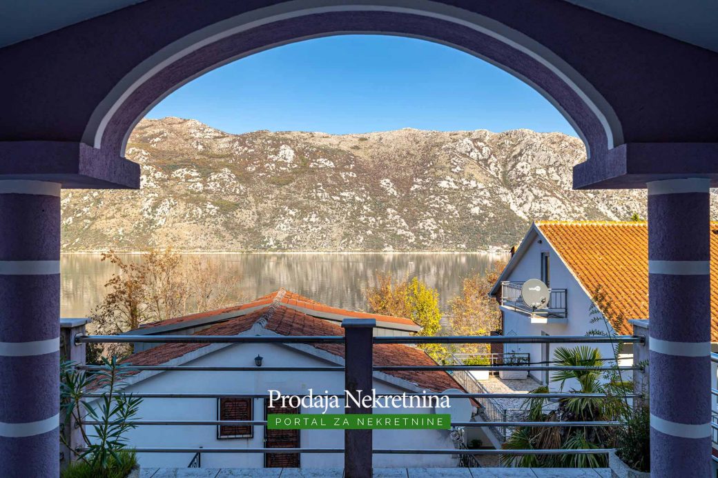 House for sale in Kotor Bay