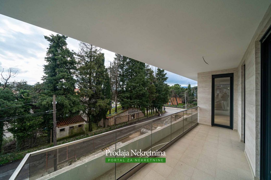 Prodaje se dvosoban apartman u Tivtu