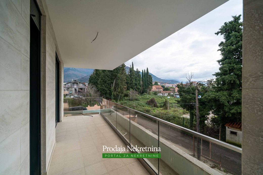 Prodaje se dvosoban apartman u Tivtu