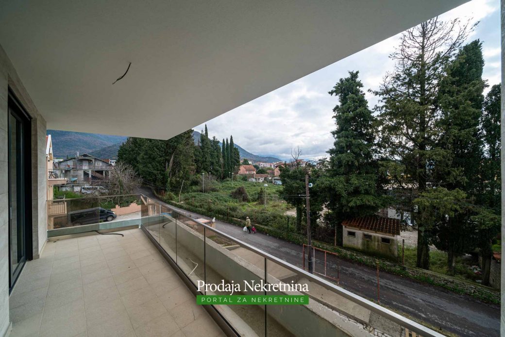 Prodaje se dvosoban apartman u Tivtu