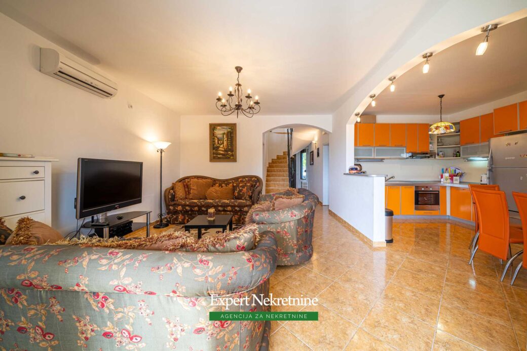 First line house for sale in Bar