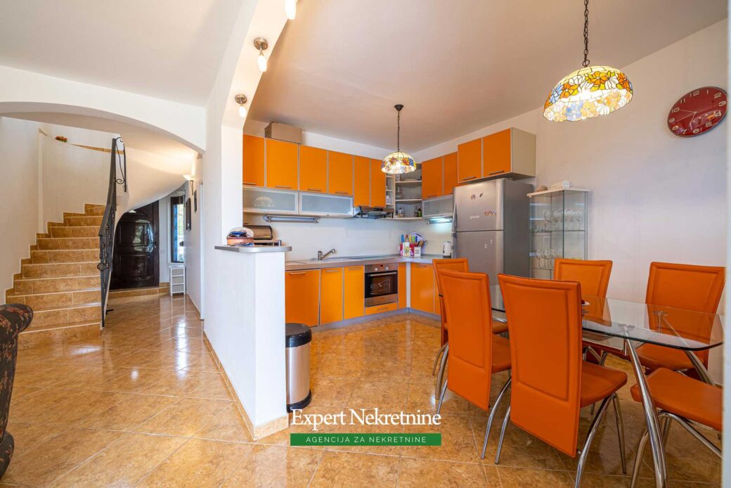 First line house for sale in Bar