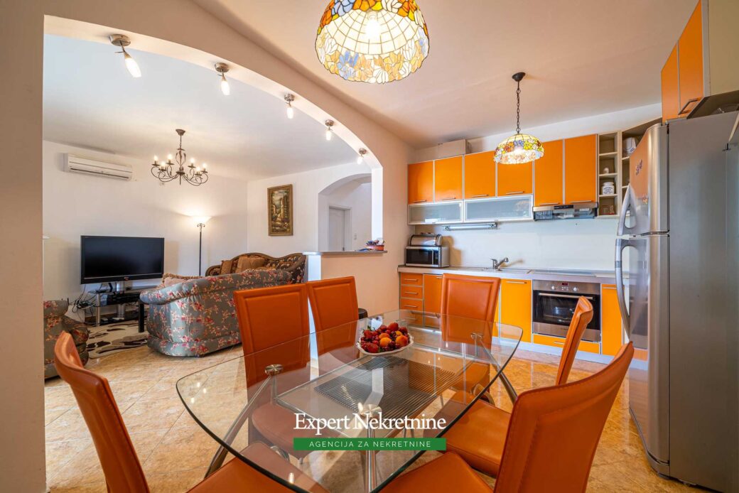 First line house for sale in Bar