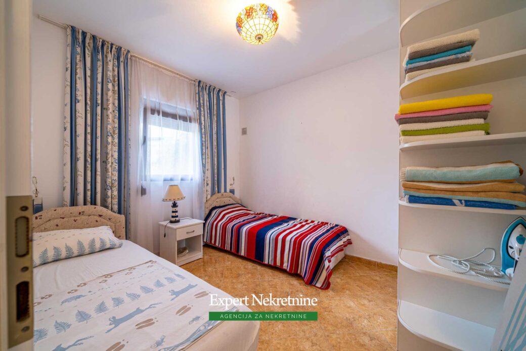 First line house for sale in Bar