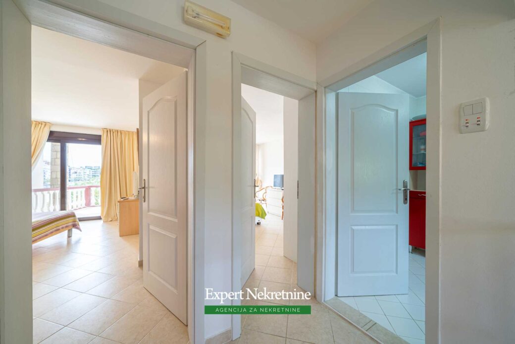 First line house for sale in Bar