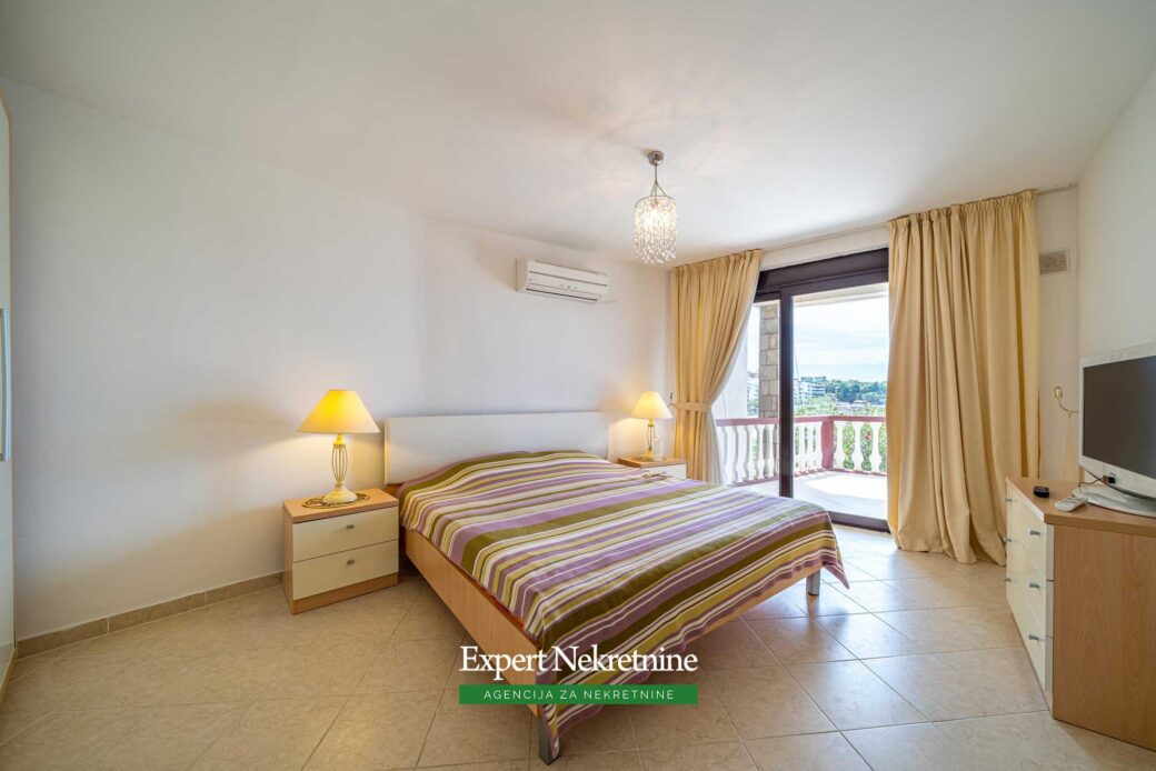 First line house for sale in Bar