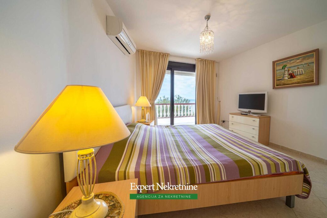 First line house for sale in Bar