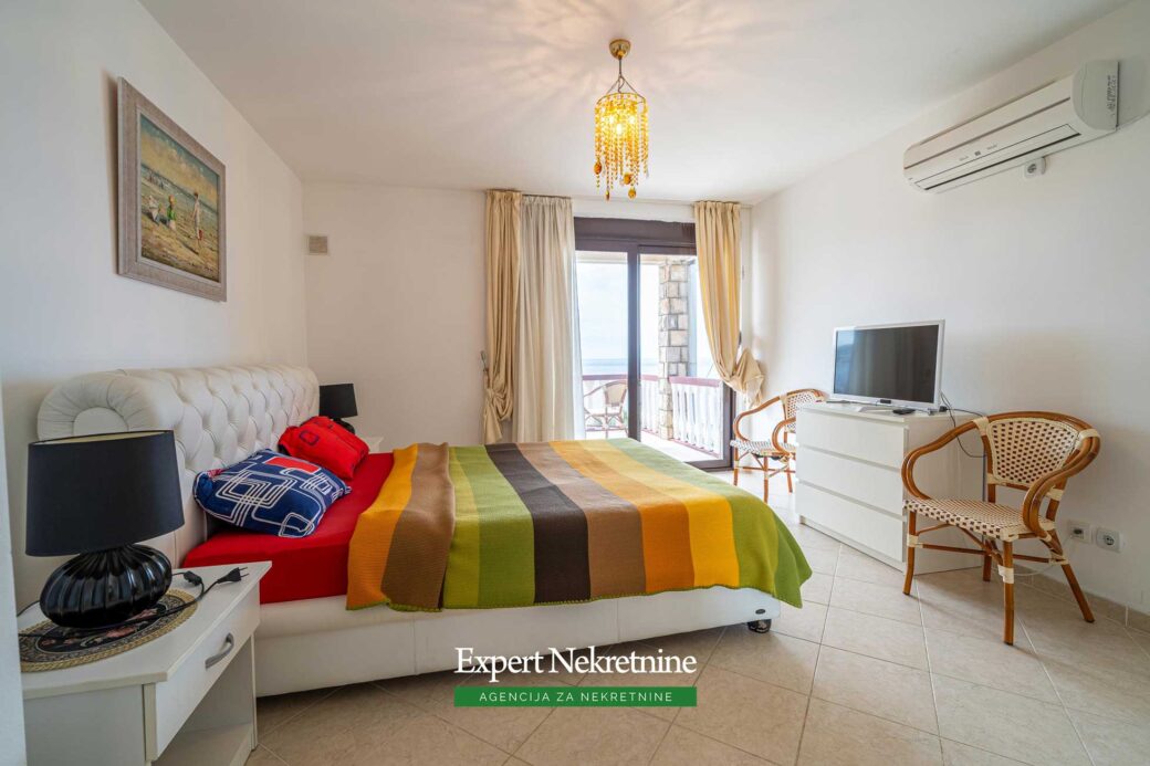 First line house for sale in Bar