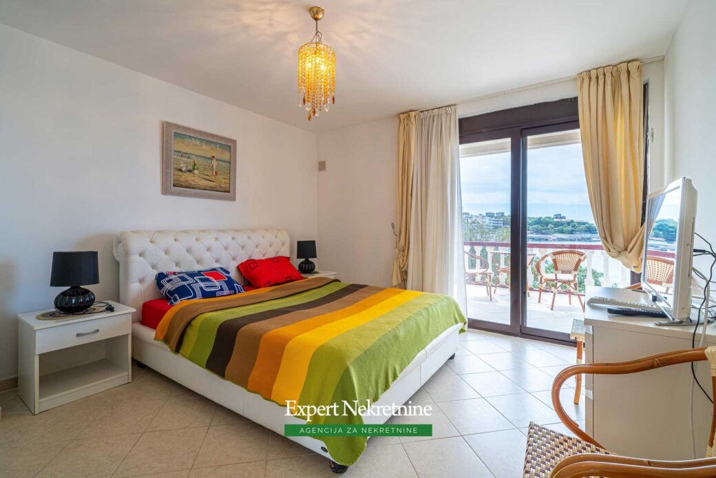 First line house for sale in Bar