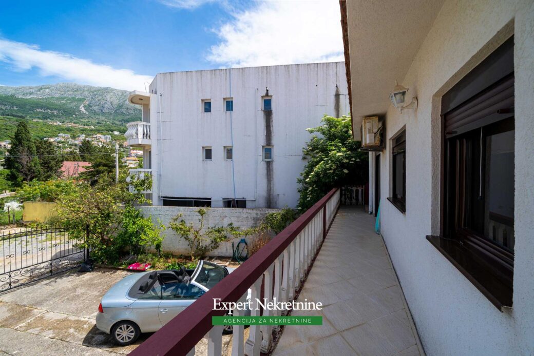 First line house for sale in Bar