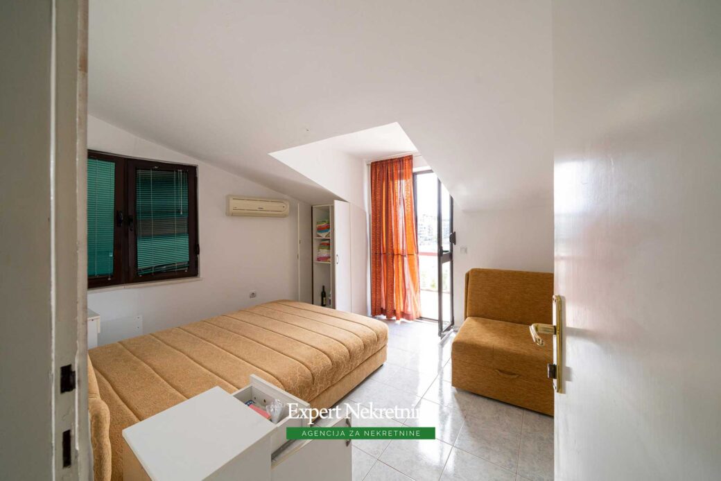 First line house for sale in Bar