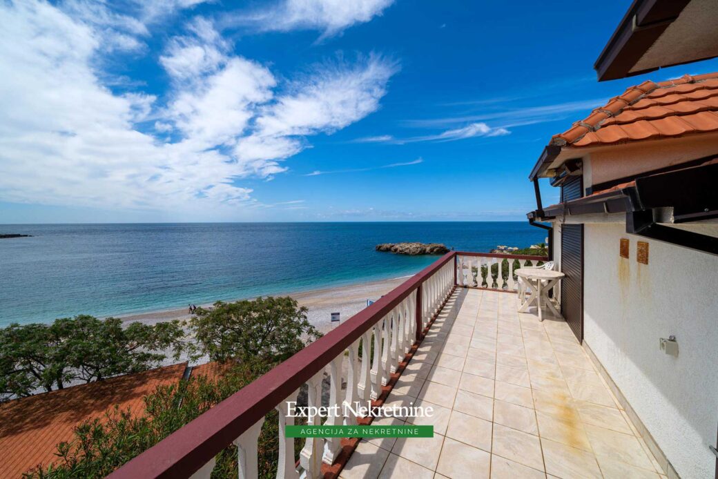 First line house for sale in Bar