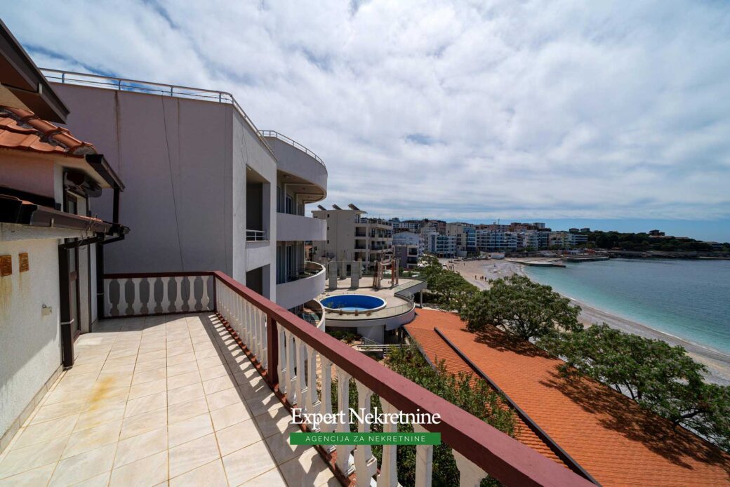 First line house for sale in Bar