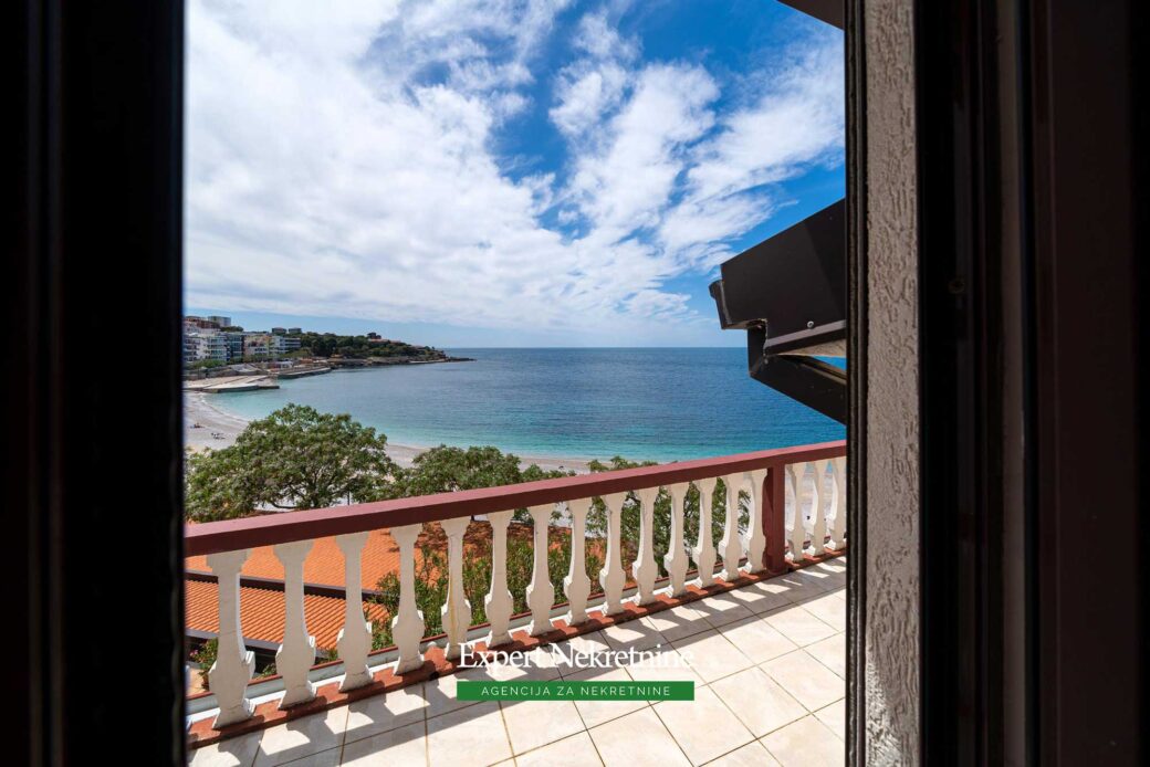 First line house for sale in Bar