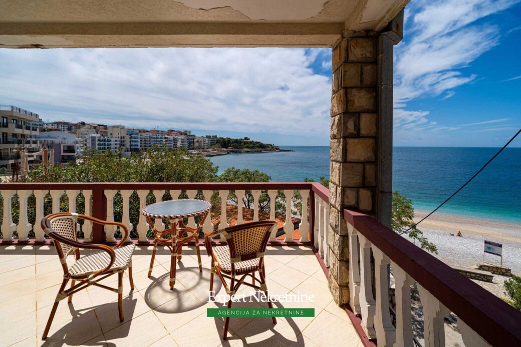 First line house for sale in Bar