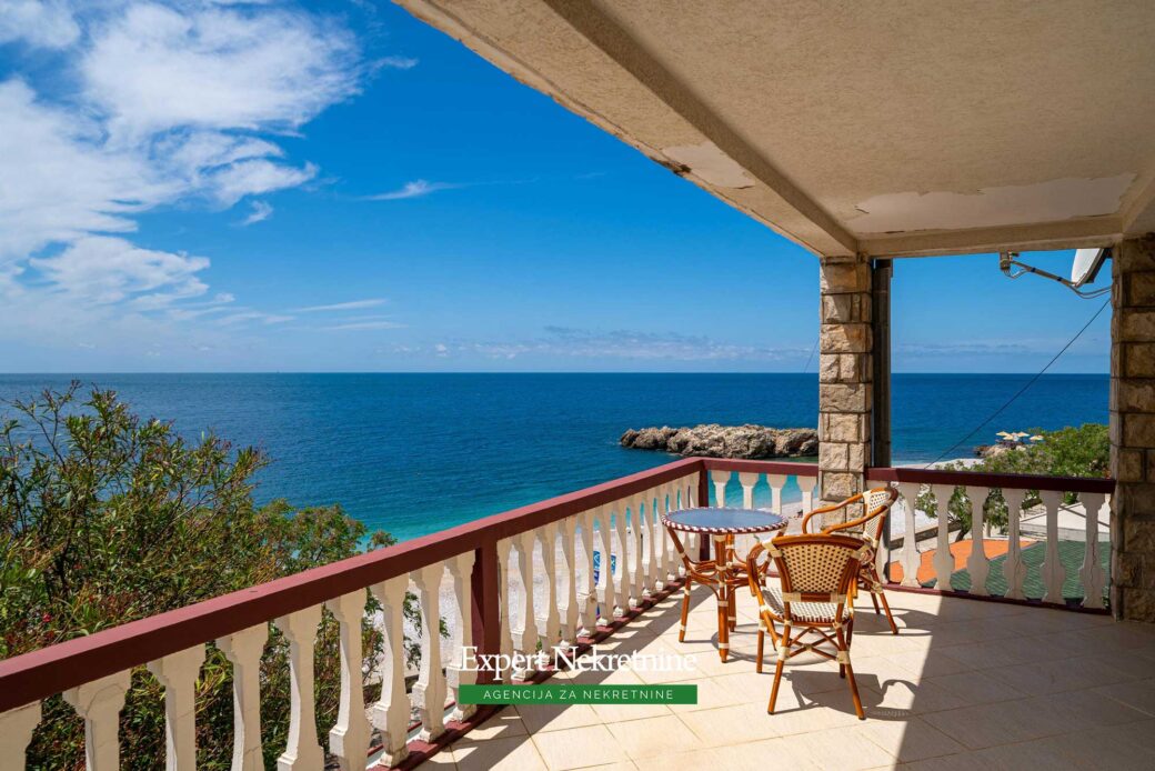 First line house for sale in Bar