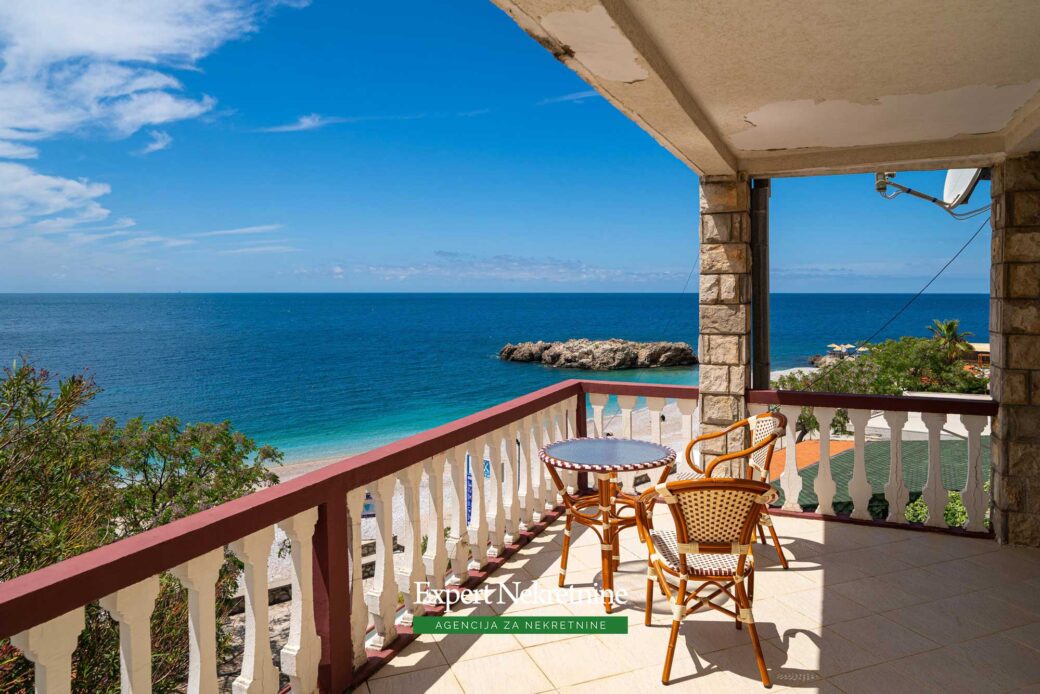First line house for sale in Bar